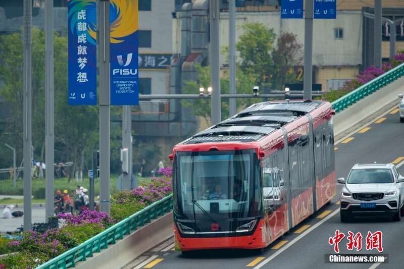 四川成都:“智轨列车”载客试运行 助力成都大运会