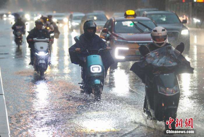 暴雨天汽车被淹，保险如何理赔？这件事别做！