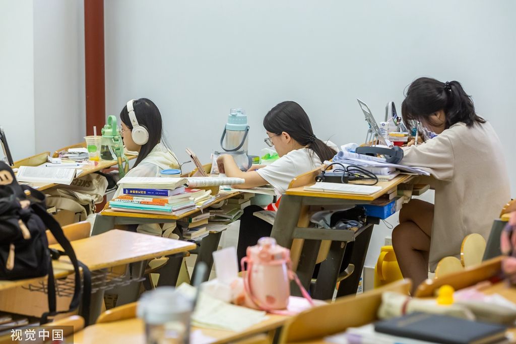 招生考试的大学生选择暑期留校自习,刻苦复习备考,校园内学习氛围浓厚