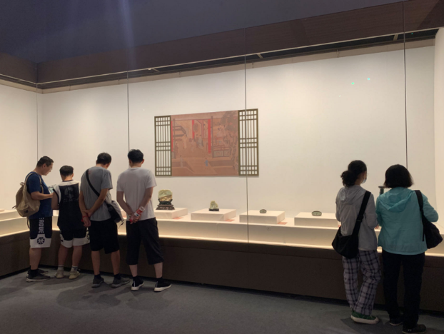 游客在中国园林博物馆参观。人民网记者刘颖颖 摄