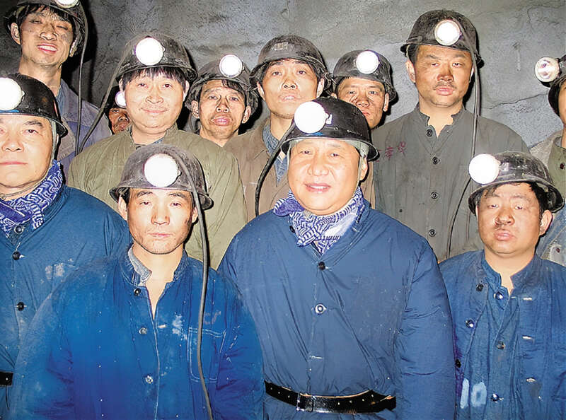 2005年1月26日，习近平在湖州市长兴县长广煤矿井下慰问煤矿工人。