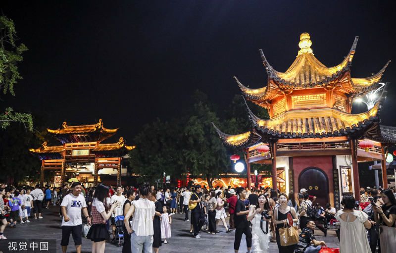 南京夫子庙景区迎假期旅游高峰