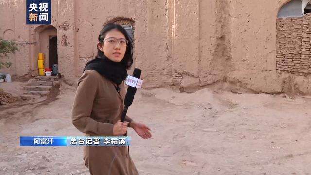 总台记者 李霜溪:我们可以看到我站的这个地方很干燥,风沙也很大,但是
