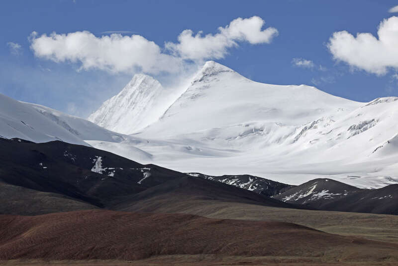 新华社记者 郝昭 摄春雪过后的阿尔泰山脉(无人机照片,2023年4月9日摄