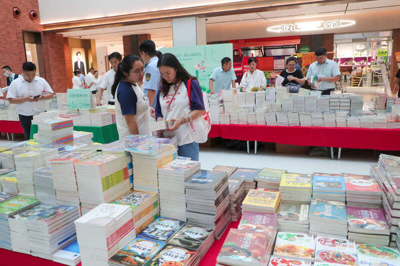 2023年天津书香河东·读书月启动暨全民阅读图书公益巡展活动举行