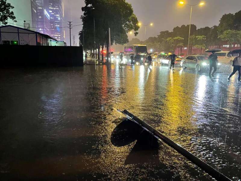 暴雨致深圳全市停课，部分地铁停运，避险自救和救助申请方式请收好→