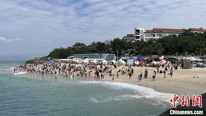 三亚游客资料图。吴家驹 摄