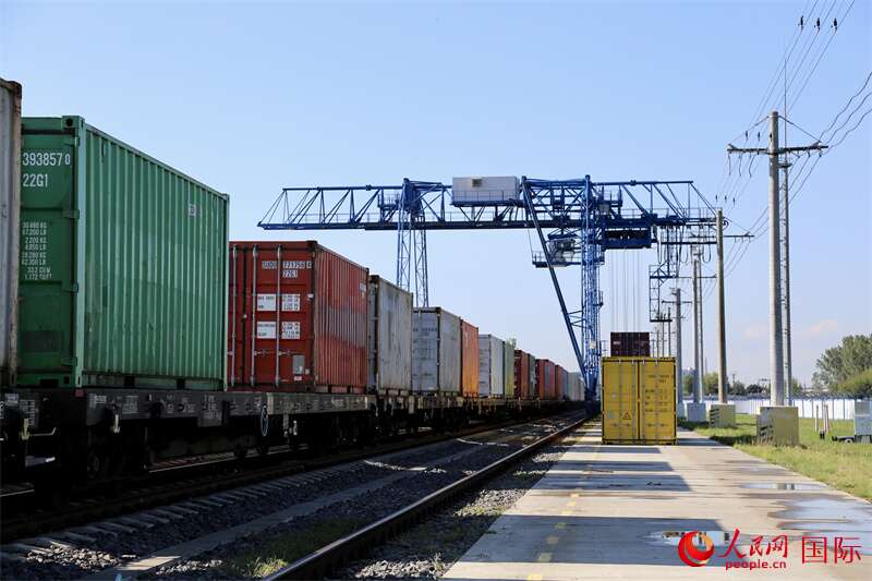 布列斯特北站正在进行换装作业。人民网记者 王震摄