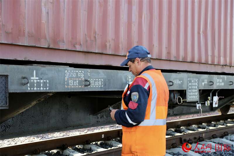 布列斯特北站的工作人员。人民网记者 朱虹摄