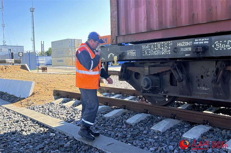 布列斯特北站的工作人员。人民网记者 朱虹摄 