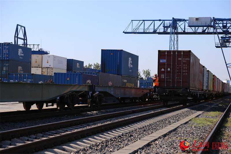 布列斯特北站满载货物的列车。人民网记者 朱虹摄