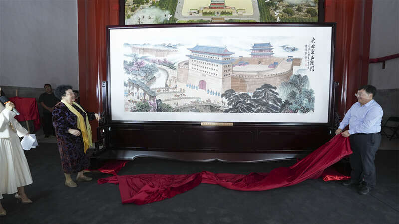 油画《壮美中轴》捐赠仪式在北京正阳门举行