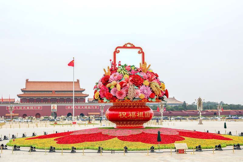 “祝福祖国”巨型花篮亮相北京天安门广场