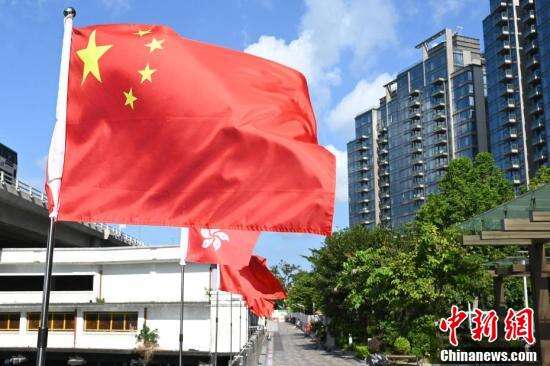 临近国庆 香港多区迎国庆气氛浓厚