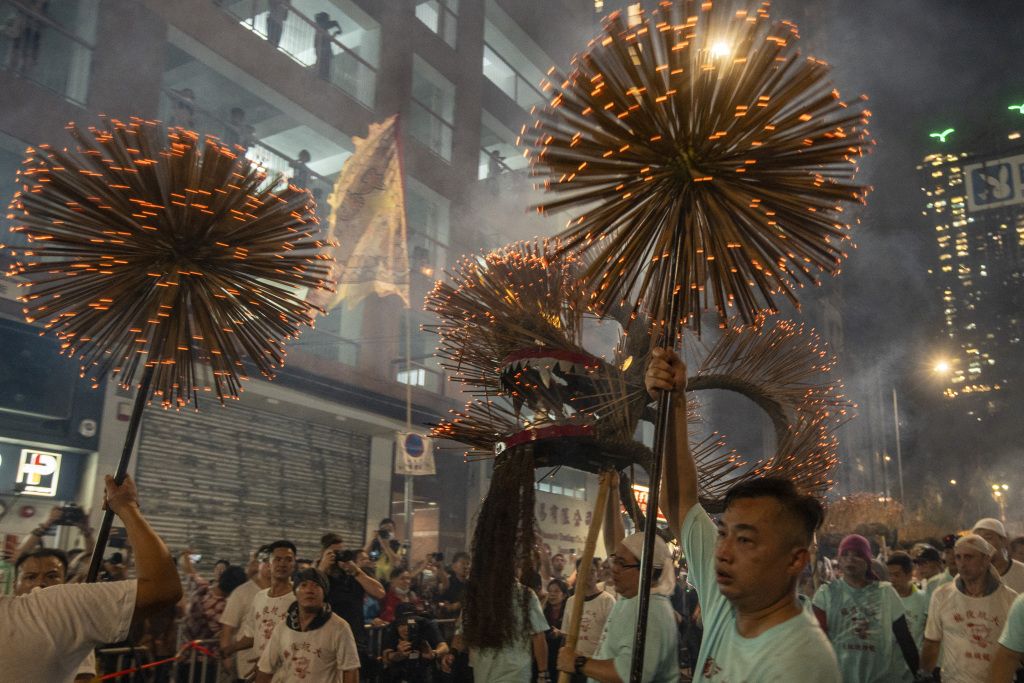 香港举行大坑舞火龙活动火龙伴锣鼓街巷间飞舞