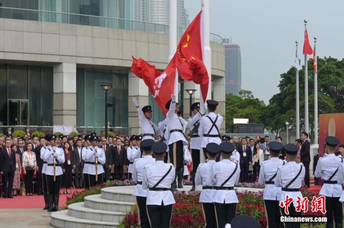 迎风飘扬的国旗和区旗