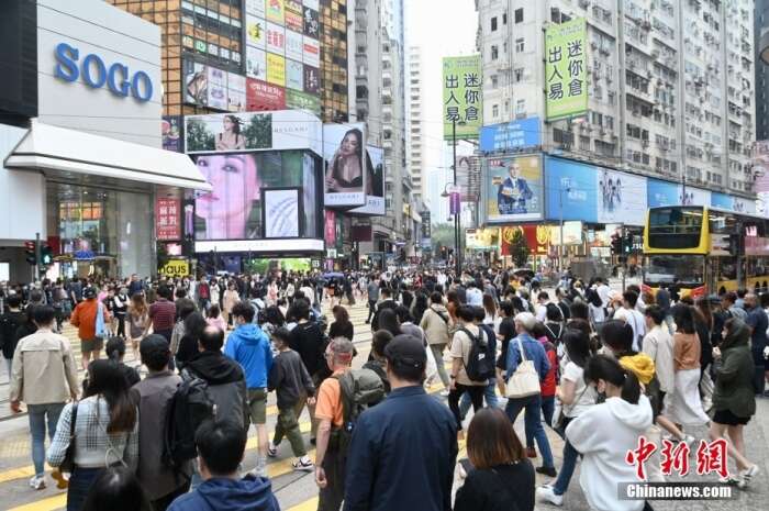 3月19日，大批内地旅客在香港旅游购物，铜锣湾街上人头涌涌。据香港特区政府入境事务处公布的统计数据，3月18日(周六)内地访港游客达102458人次，是“通关”以来内地访港游客首次突破单日10万人次。<a target='_blank' href='/'><p  align=