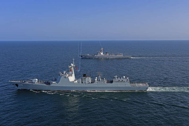 海军第44、45批护航编队在亚丁湾举行分航仪式