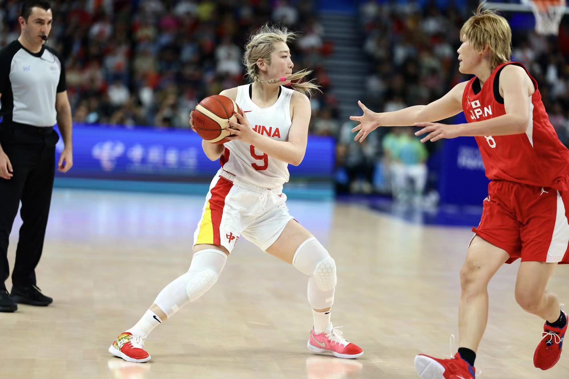 杭州亚运会女篮上演了巅峰对决，中国女篮和日本女篮为球迷奉献了一场世界级的比赛。