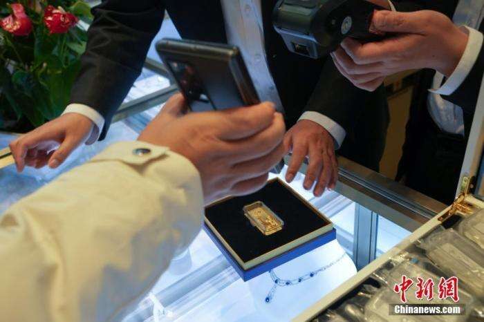  资料图：顾客在现场扫码购买冰雪竞技金条。 <a target='_blank' href='/'><p  align=