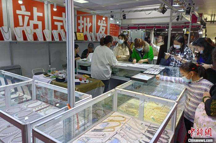 资料图:2023年3月,北京国际珠宝展上的珍珠。 左雨晴 摄