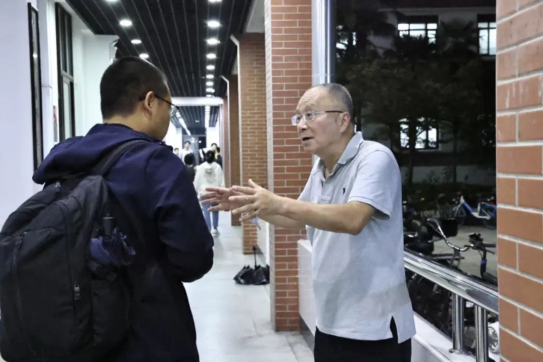 在結束報告時,姚大力指出:寫在書本外的歷史,還包括被每個人珍藏在