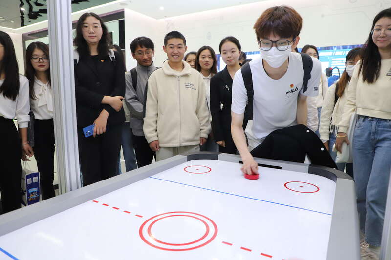 本次校级示范课还邀请人力资源管理,企业培训等领域实战专家郭婷老师