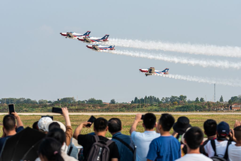 南昌飞行大会上演天空之舞国内外6支世界顶级飞行表演队同场献技