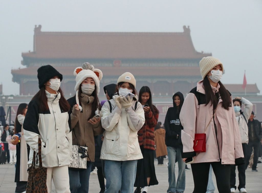 北京遭遇雾霾天气游客戴口罩游览天安门广场
