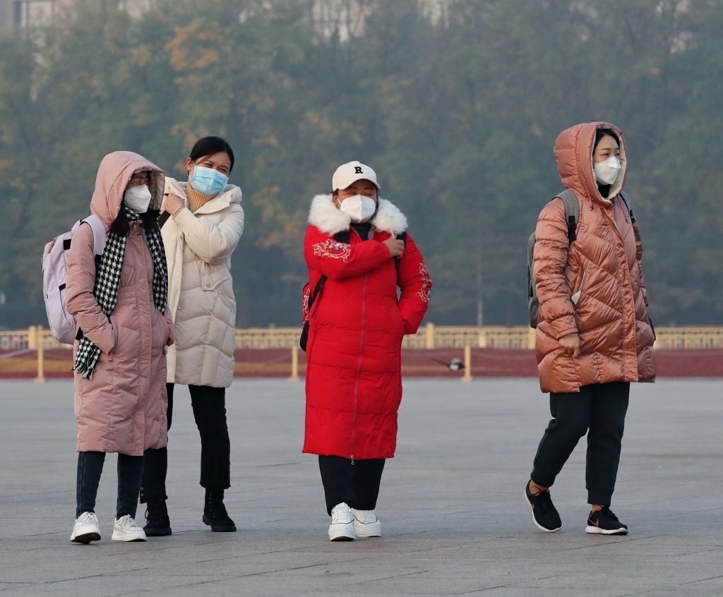 北京遭遇雾霾天气游客戴口罩游览天安门广场