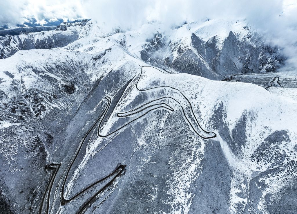 四川甘孜州:雪后盘山公路如山舞银蛇