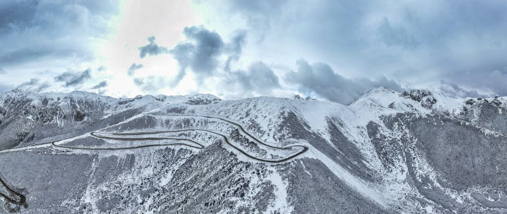 2023年10月13日,四川甘孜州,甘孜县6983县道丘洛附近,一段盘山公路