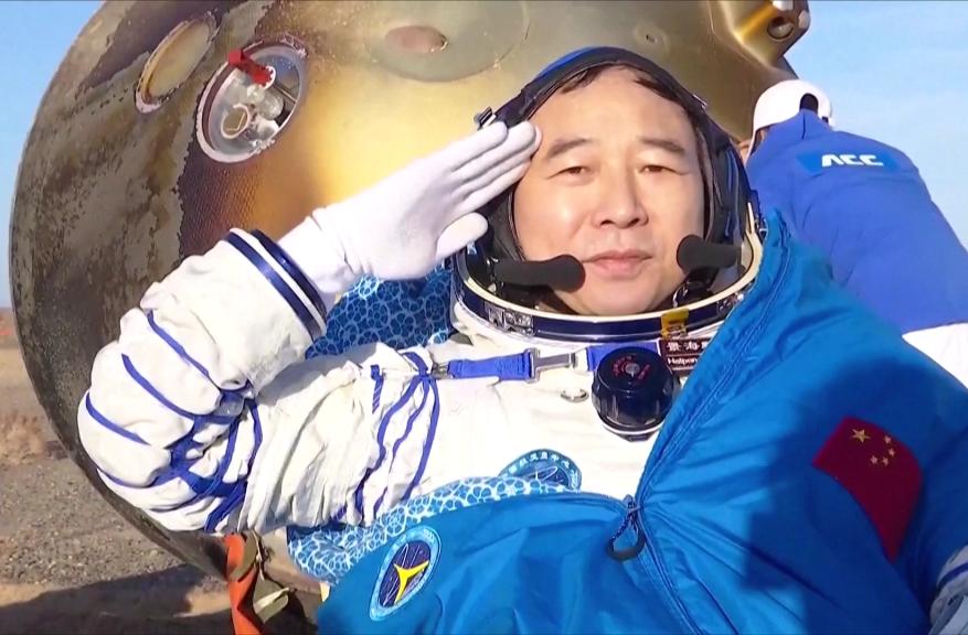 神舟十六号航天员乘组安全顺利出舱