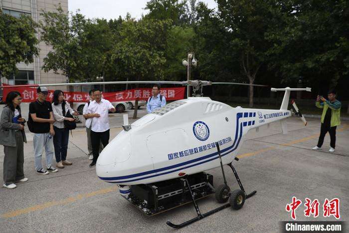 中国国家原子能机构近日组织媒体前往核工业航测遥感中心,探访辐射环境航空调查如何守护核工业的安全生命线。2021年9月以来,中国首次大规模开展核电厂及周围地区辐射环境航空监测工作,截至目前,已完成秦山、三门、田湾、徐大堡、昌江、福清和漳州等8个核电厂的航空调查工作。图为无人机核应急航空监测系统。 <a target='_blank' href='/'><p align=