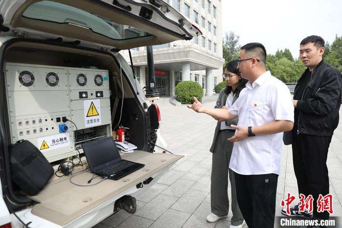 中国国家原子能机构近日组织媒体前往核工业航测遥感中心,探访辐射环境航空调查如何守护核工业的安全生命线。2021年9月以来,中国首次大规模开展核电厂及周围地区辐射环境航空监测工作,截至目前,已完成秦山、三门、田湾、徐大堡、昌江、福清和漳州等8个核电厂的航空调查工作。图为核工业航测遥感中心总工程师杨金政(中)介绍航空监测装备并表示,收集到的数据显示,中国核电设施运行安全、绿色、可靠,均未对周边环境造成影响。 <a target='_blank' href='/'><p align=