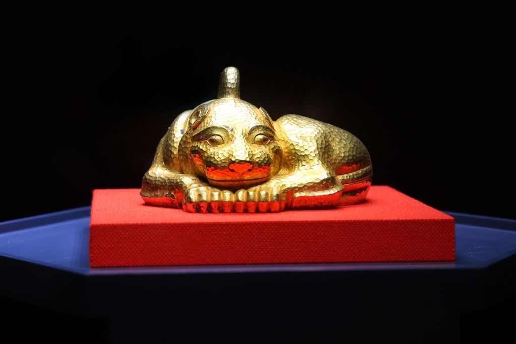 南京博物院推出中华玉文明特展 我国出土最重金器西汉金兽亮相