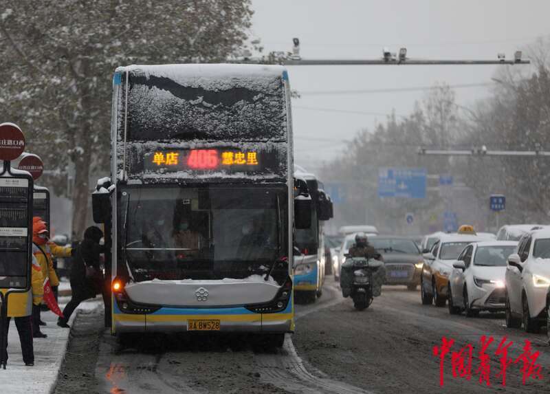 今冬北京首场雪 市民冒雪上班路