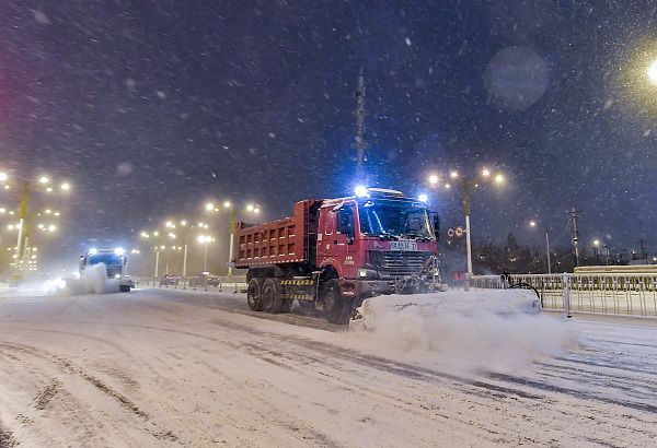 乌鲁木齐持续降雪 机械扫雪车连夜清理城市道路