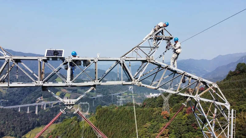 南网超高压公司柳州局技能专家范宗海带队安装黎桂乙线250#覆冰在线监测装置地线拉力传感器，保障电网安全运行。焦伟军摄