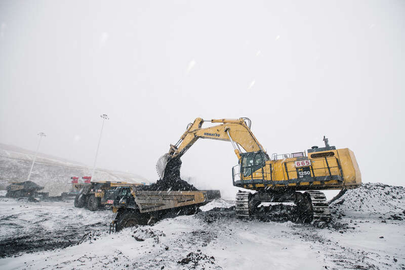 国家电投内蒙古公司所属南露天煤矿308斗轮堆取料机正在进行取料作业，保证能源保供“不断档”。赵旺摄