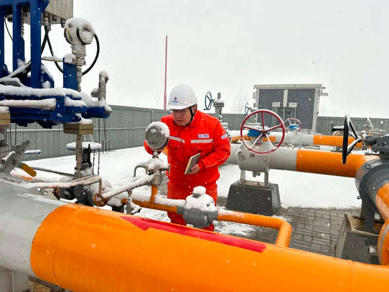 中联公司工作人员检查神安煤层气管道出站压力参数，夯实能源保供“底气”。受访者供图