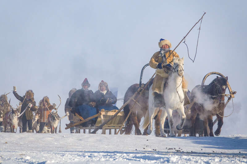 12月17日,内蒙古少数民族选手盛装参加冰雪那达慕开幕式。吕昊俊/摄