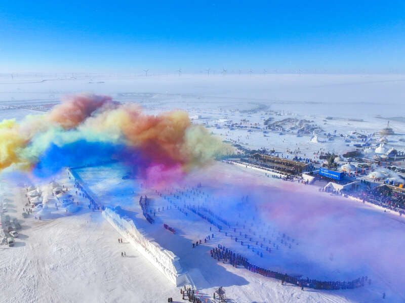 12月17日,内蒙古自治区第二十届冰雪那达慕开幕盛况。吕昊俊/摄