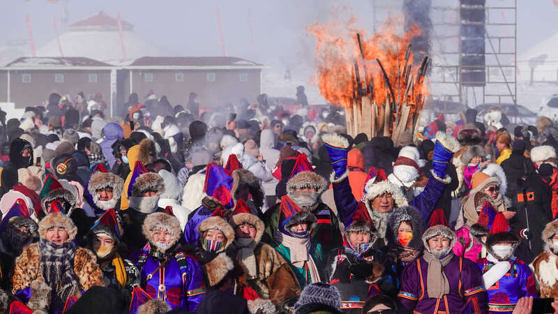 12月17日,上万名选手、游客在零下40℃的呼伦贝尔草原上围着篝火载歌载舞。吕昊俊/摄