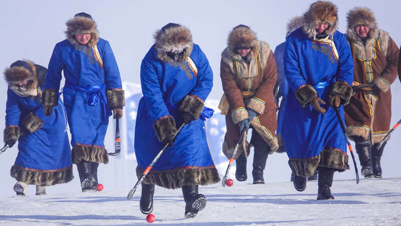 12月17日,选手在冰雪那达慕大会上进行冰球竞赛。吕昊俊/摄