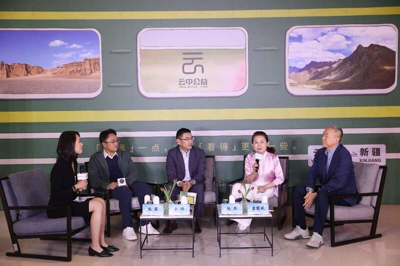 “看见新疆:遥远的重聚”论坛现场,赵燕(右二),李国威(右一)与施展(左二)、李伟(左三)一同分享着与新疆的故事。主办方供图