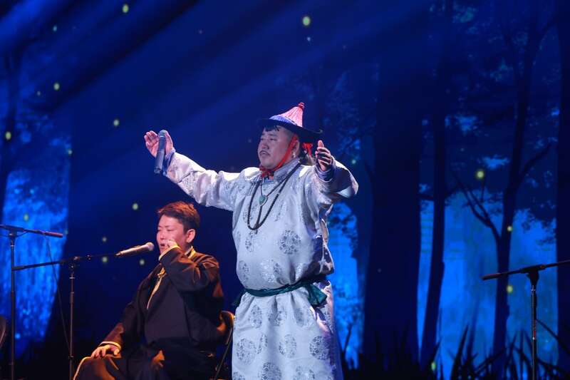 小黑表演呼麦《森林中的一天》。主办方供图