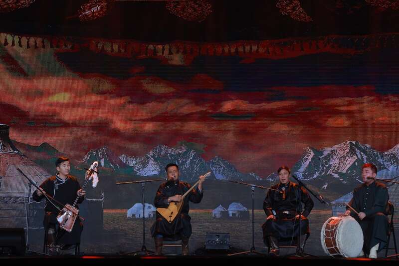 道尔吉·尼玛在云中舞台上带来了《江格尔》选段《克吉拉根英雄赞》的表演。主办方供图
