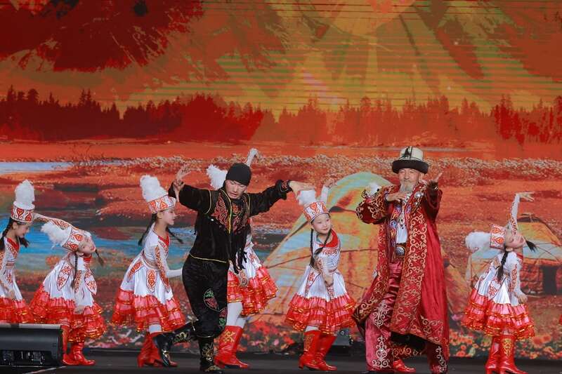 75岁的乌拉孜拜与孙子阿宝表演《黑走马》。主办方供图