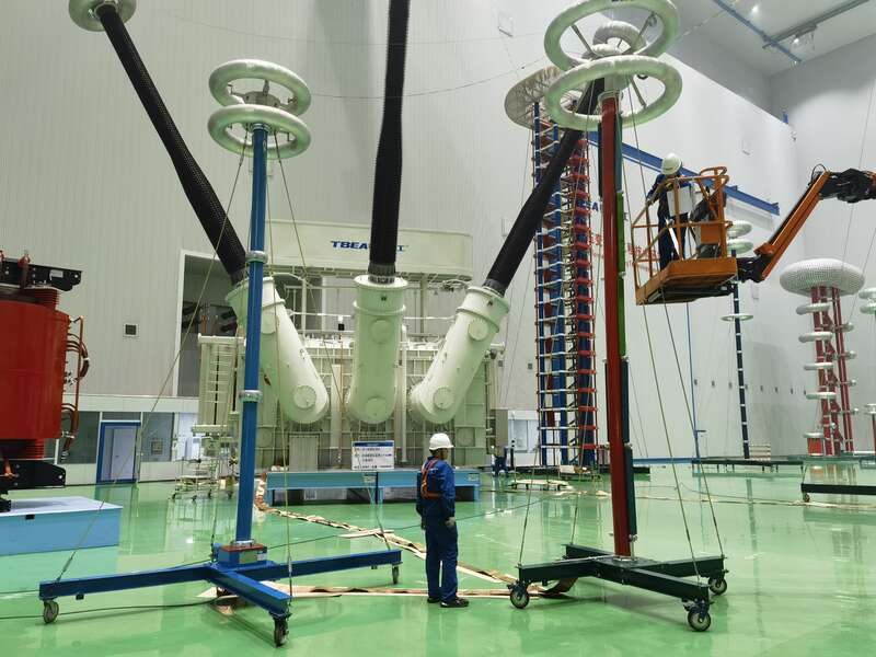 中国青年报客户端讯(中青报·中青网记者朱洪园 肖戎川)“这台产品是我们为乌兹别克斯坦赞克尔迪风电项目提供的一台500千伏主变,将会用在目前中亚地区在建最大规模的风电项目——乌兹别克斯坦布哈拉1吉瓦风电项目。”特变电工股份有限公司新疆变压器厂超高压生产中心经理宋新平自豪地说。